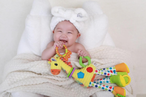 孟津四个月宝宝揉眼睛